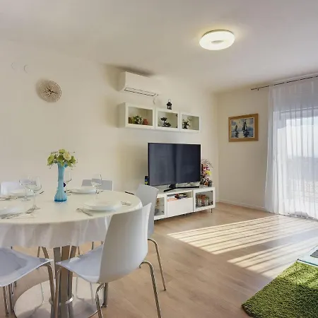 דירה With Balcony And Sea View