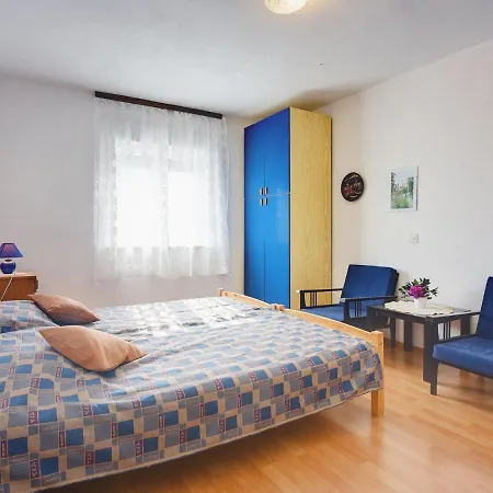 With Balcony And Sea View * פולה