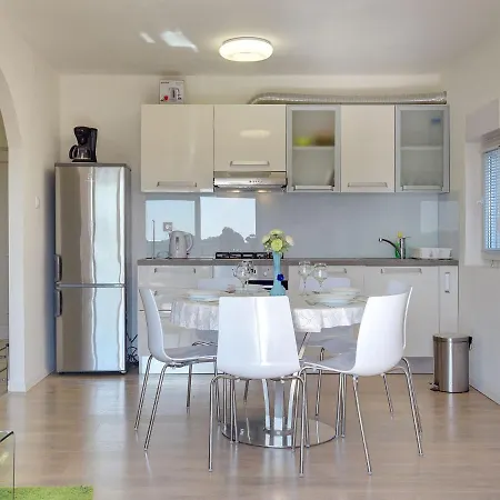 With Balcony And Sea View דירה פולה