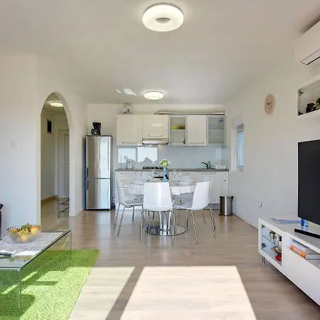 דירה With Balcony And Sea View