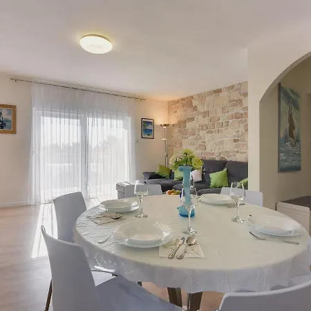 דירה With Balcony And Sea View *